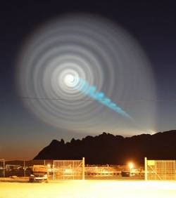 1322480381-une-mysterieuse-spirale-lumineuse-apparait-dans-le-ciel-norvegien-decouvrez